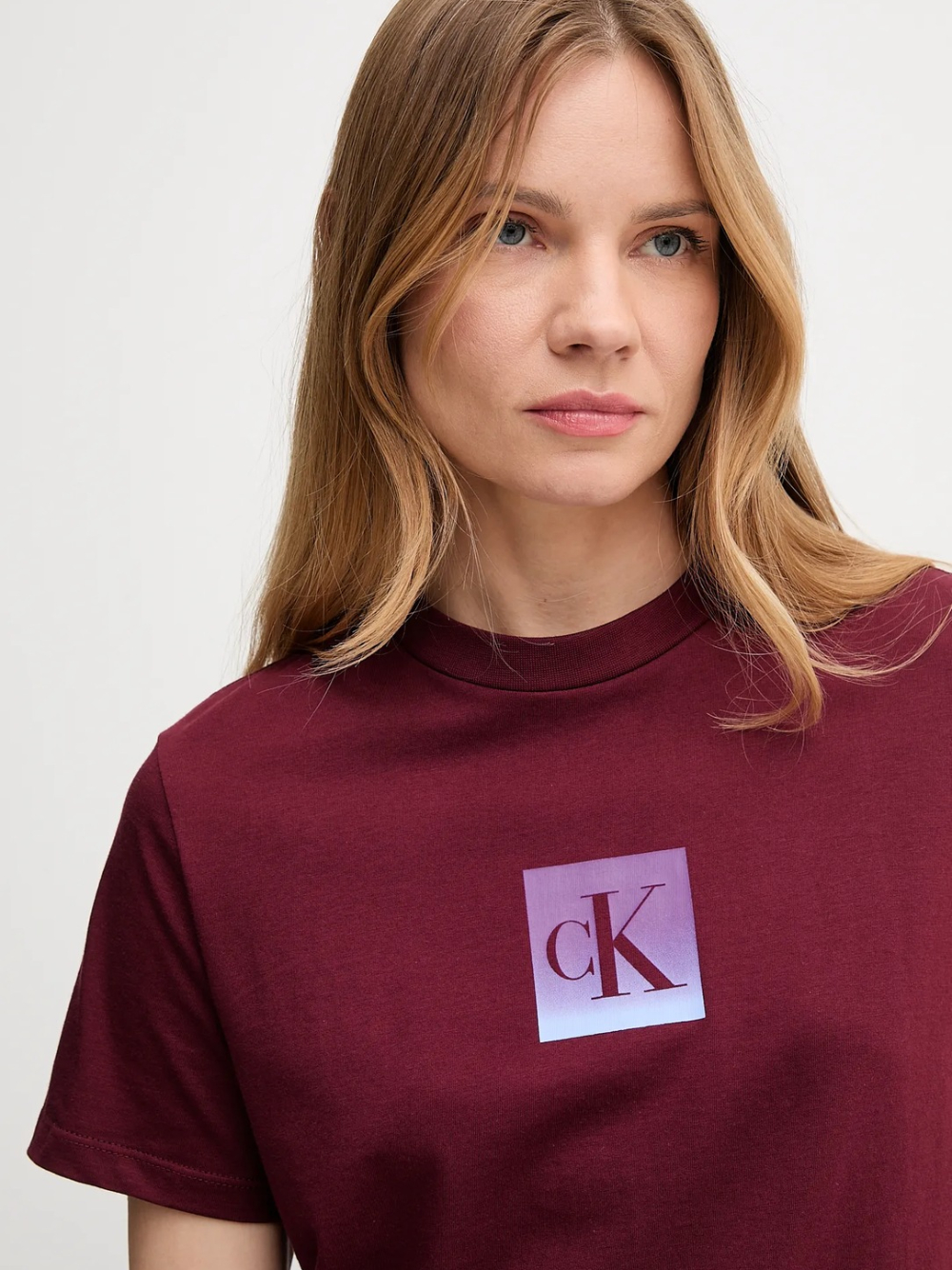 detail Calvin Klein dámské vínové tričko