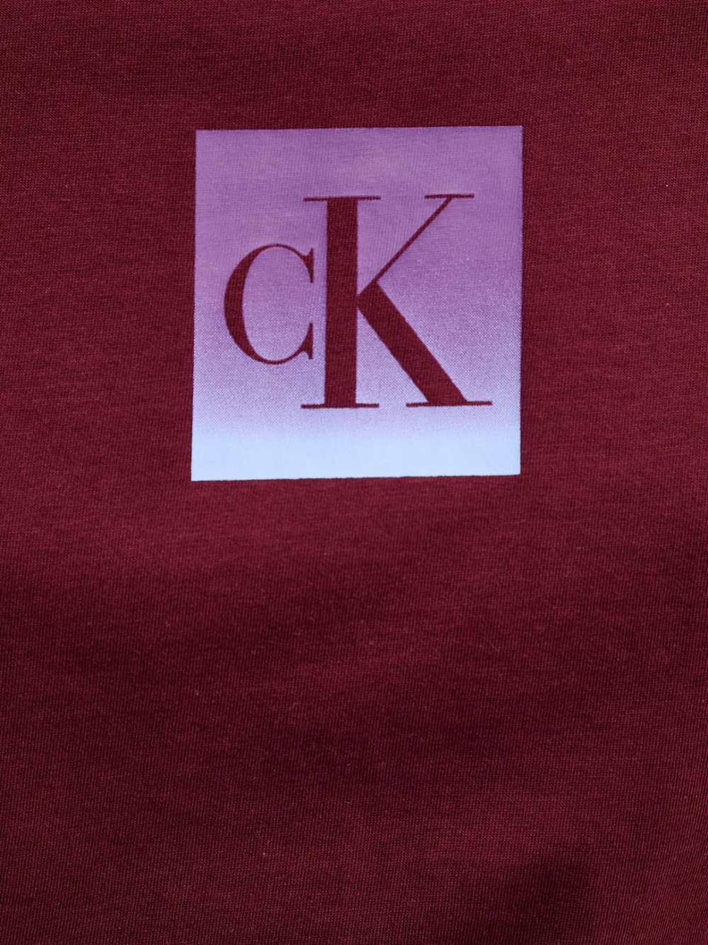 detail Calvin Klein dámské vínové tričko