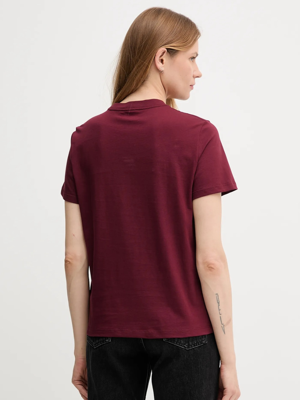 detail Calvin Klein dámské vínové tričko