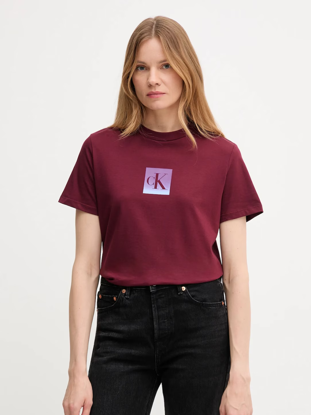 detail Calvin Klein dámské vínové tričko