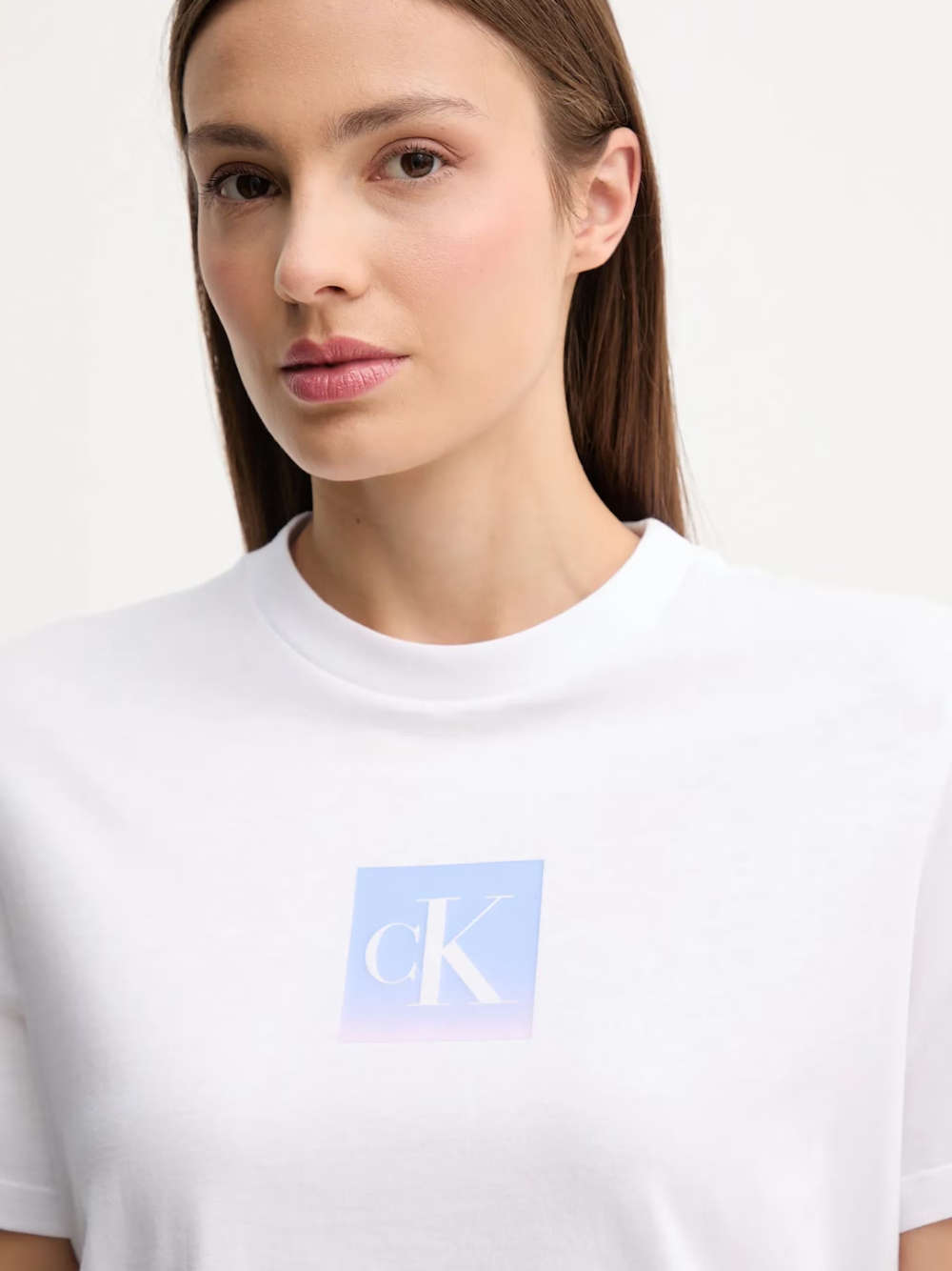 detail Calvin Klein dámské bílé tričko