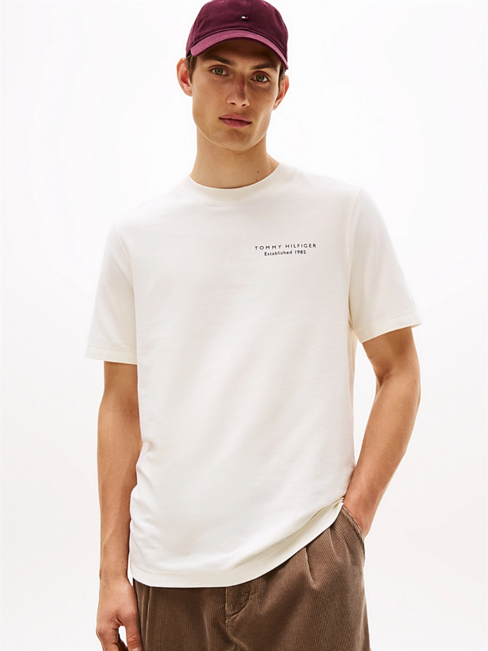 detail Tommy Hilfiger pánské krémové tričko
