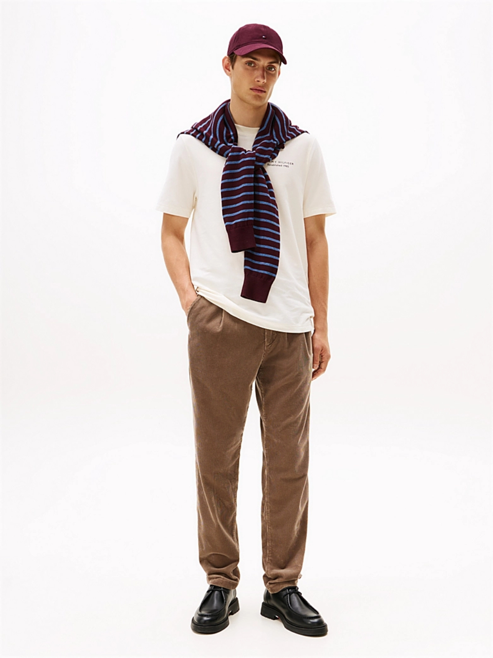 detail Tommy Hilfiger pánské krémové tričko