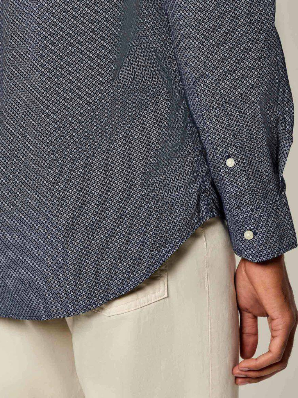 detail Tommy Hilfiger pánská tmavě modrá košile
