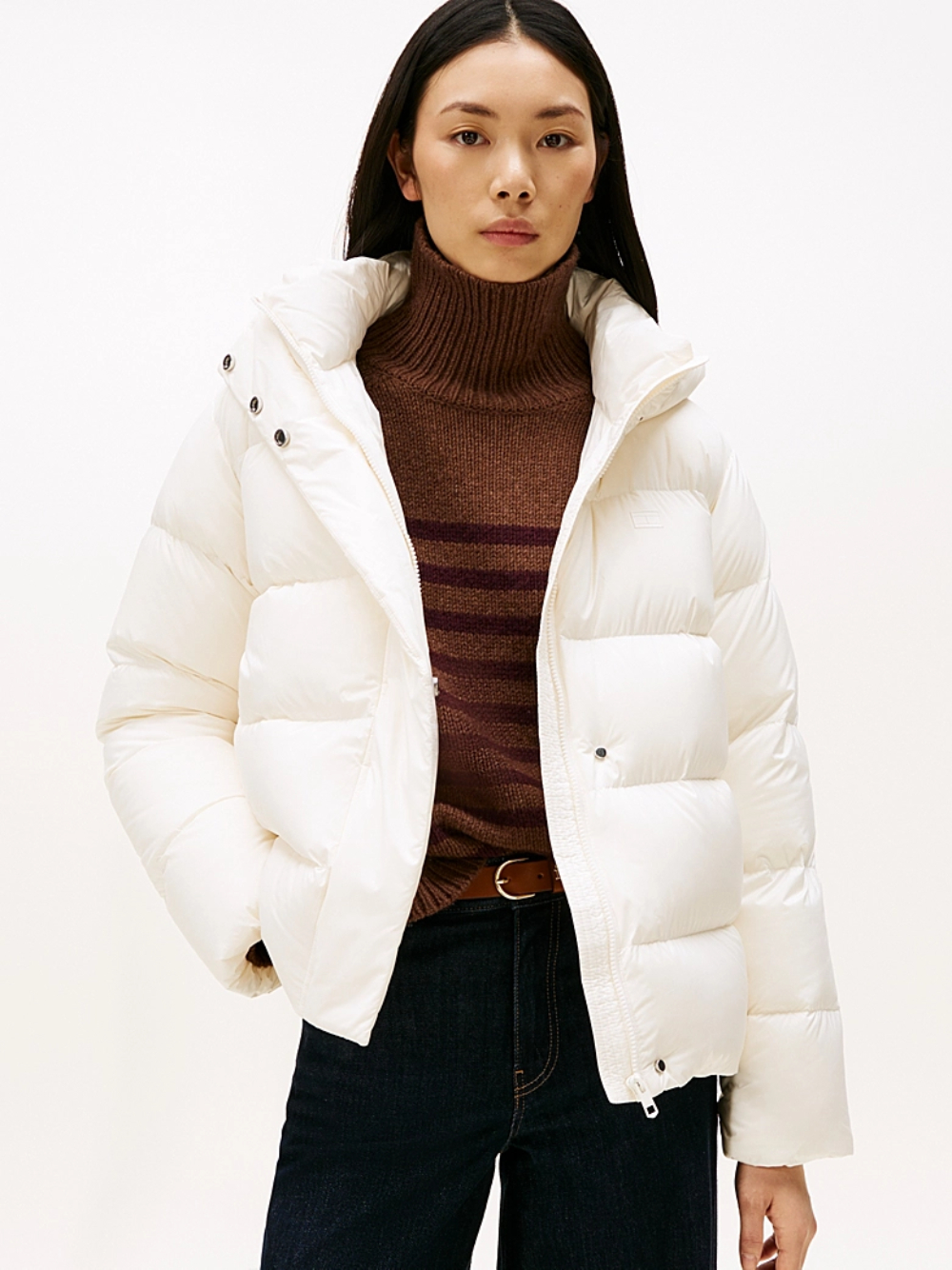 detail Tommy Hilfiger dámská krémová péřová bunda 