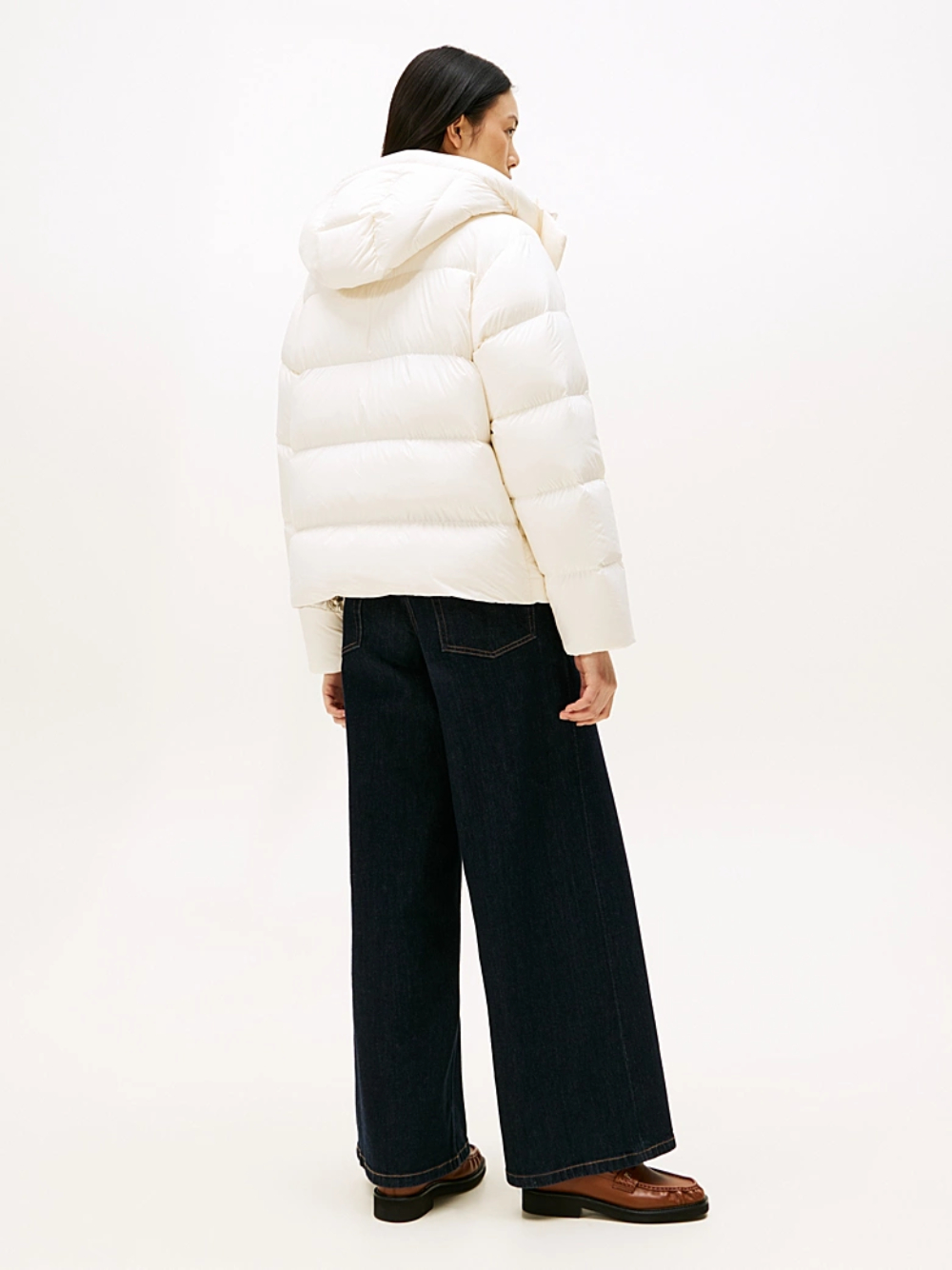 detail Tommy Hilfiger dámská krémová péřová bunda 