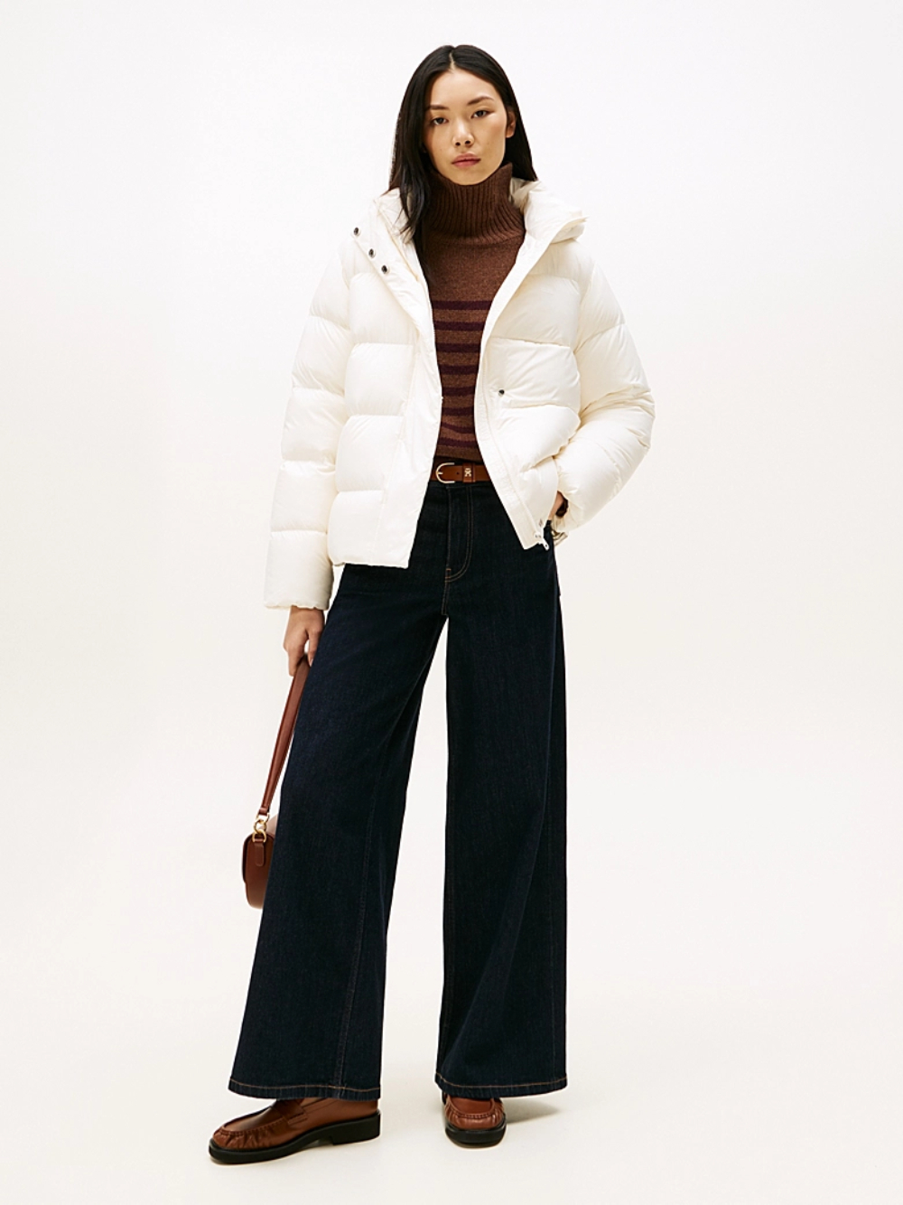 detail Tommy Hilfiger dámská krémová péřová bunda 