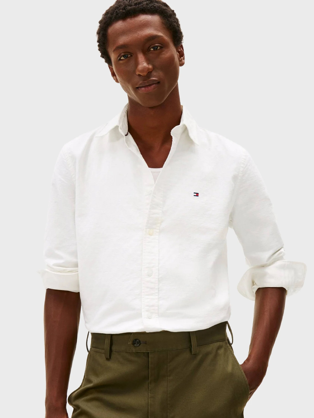 detail Tommy Hilfiger pánská bílá košile