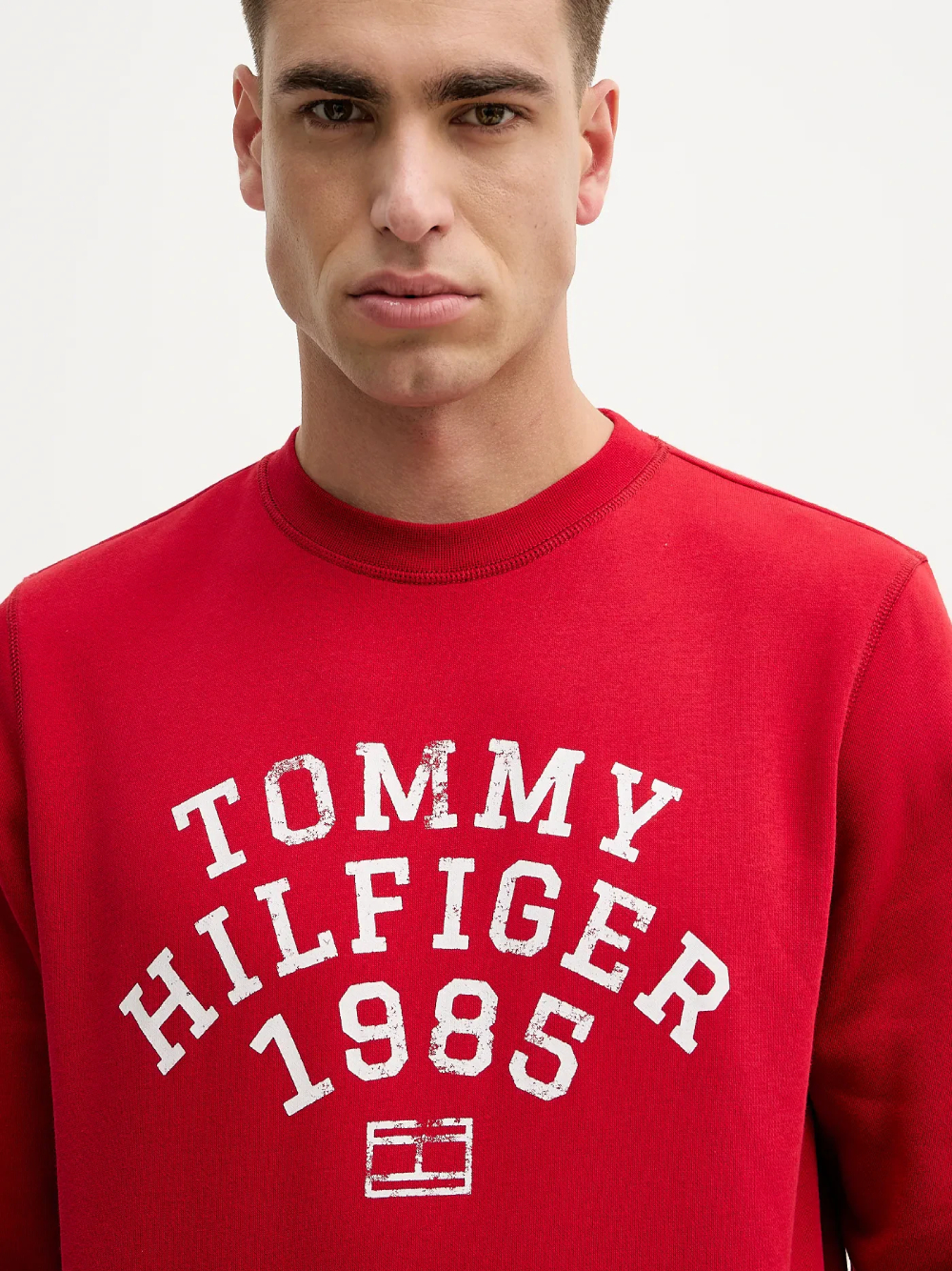 detail Tommy Hilfiger pánská červená mikina