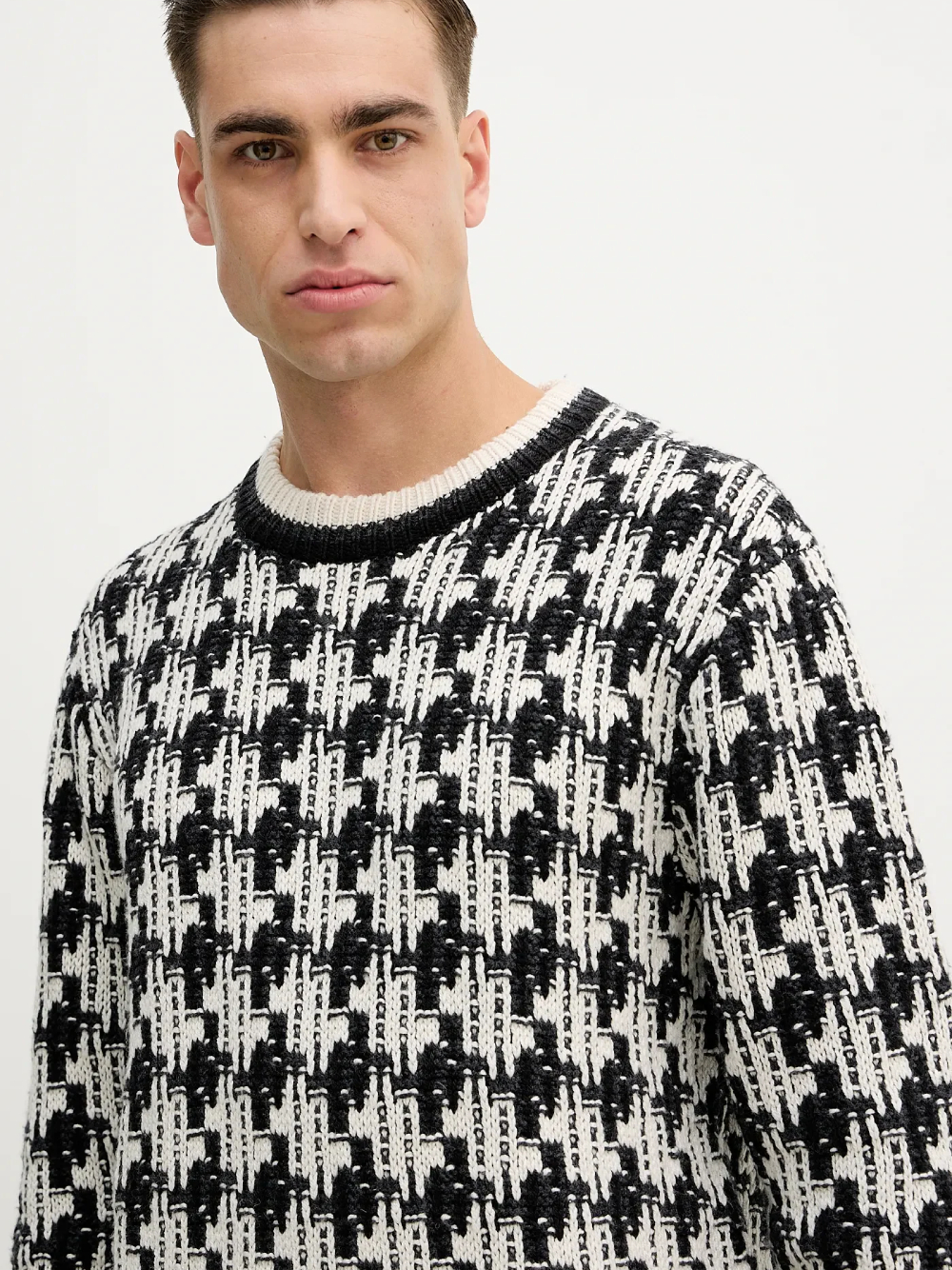 detail Tommy Hilfiger pánský bílo černý svetr