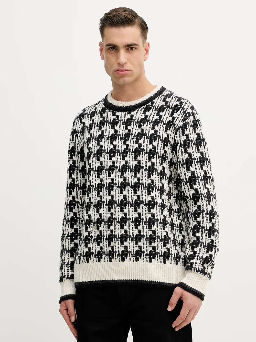 detail Tommy Hilfiger pánský bílo černý svetr