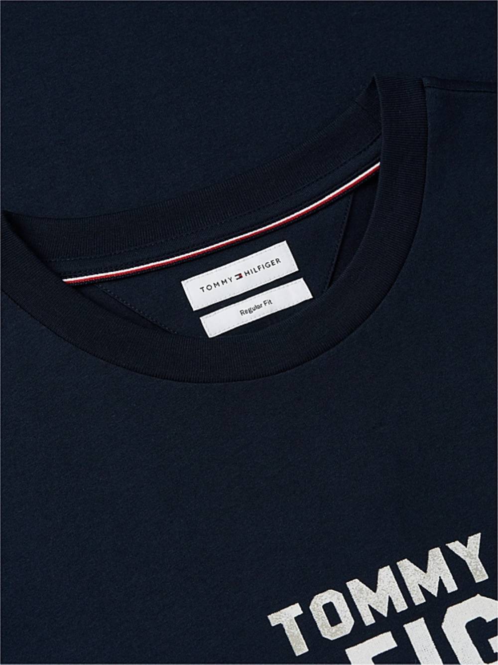 detail Tommy Hilfiger pánské tmavě modré tričko s potiskem
