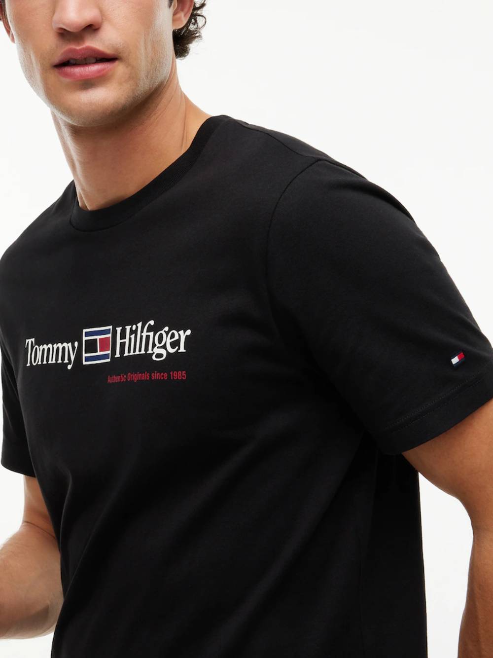detail Tommy Hilfiger pánské černé tričko s potiskem