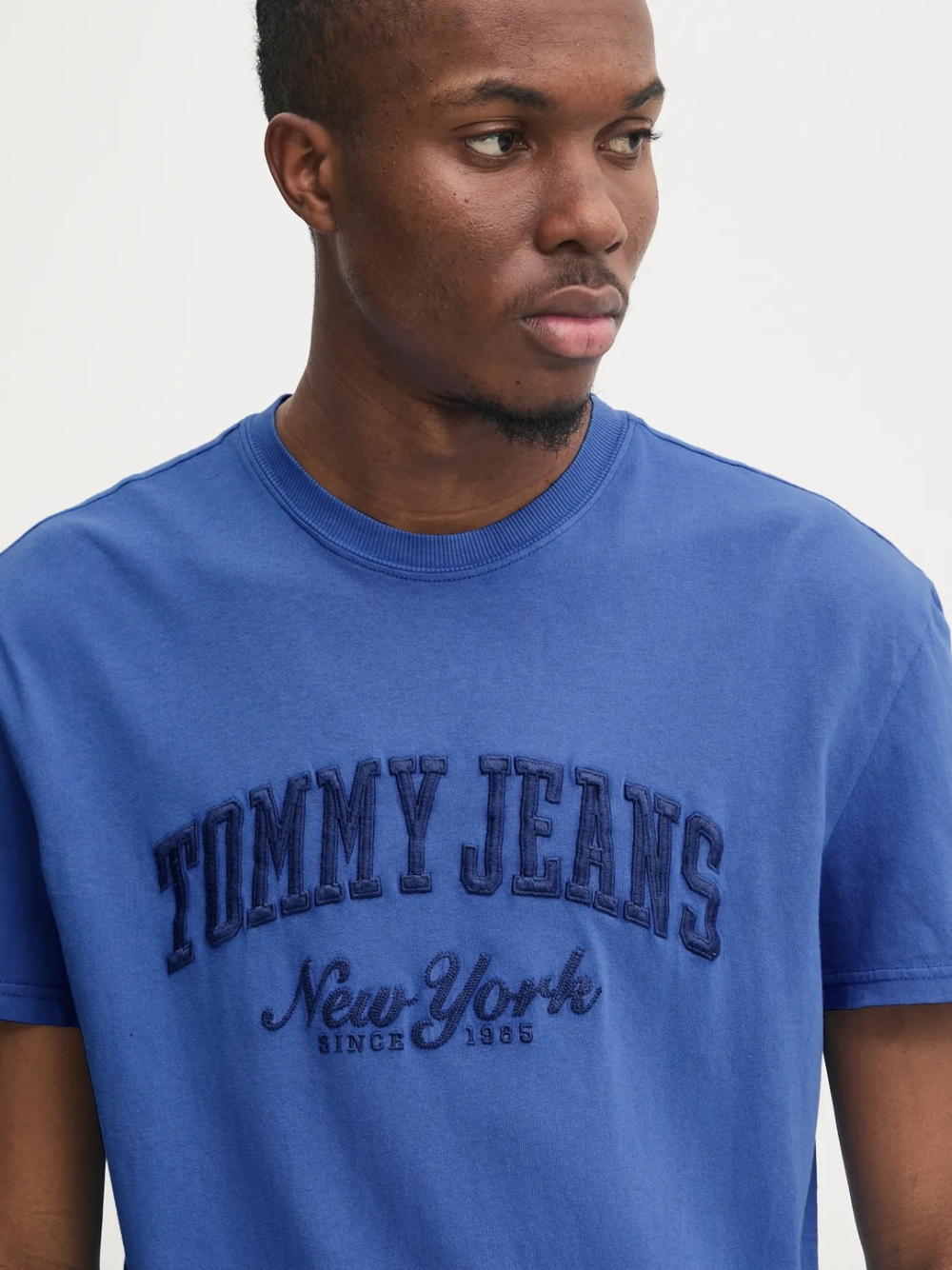 detail Tommy Jeans pánské modré tričko