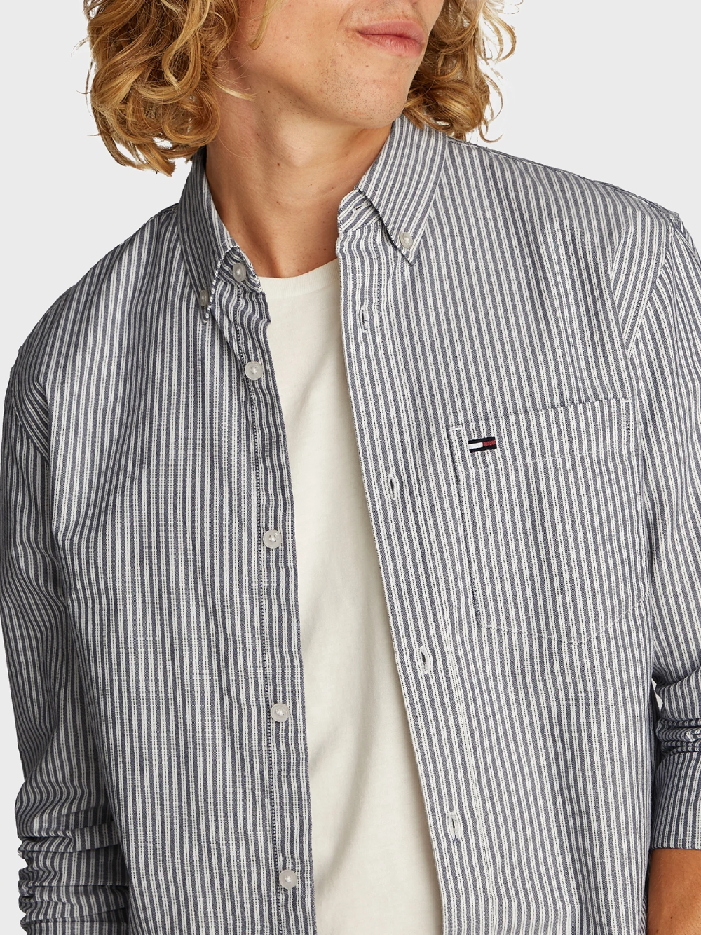 detail Tommy Jeans pánská pruhovaná košile