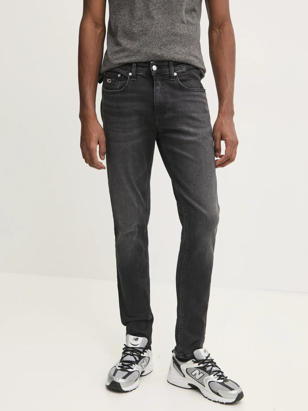 detail Tommy Jeans pánské černé džíny