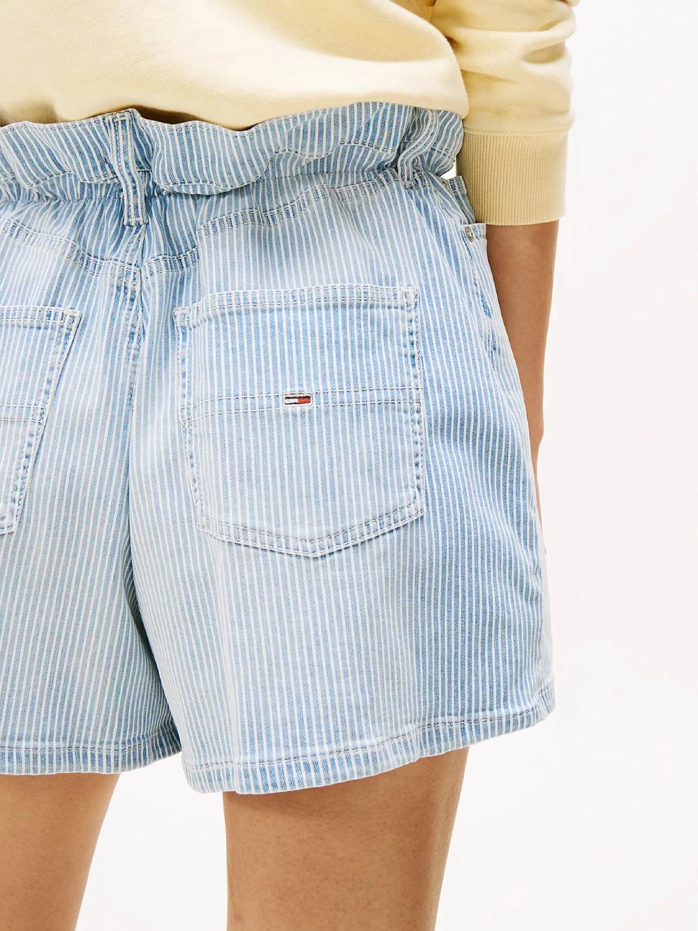 detail Tommy Jeans dámské modré pruhované džínové šortky