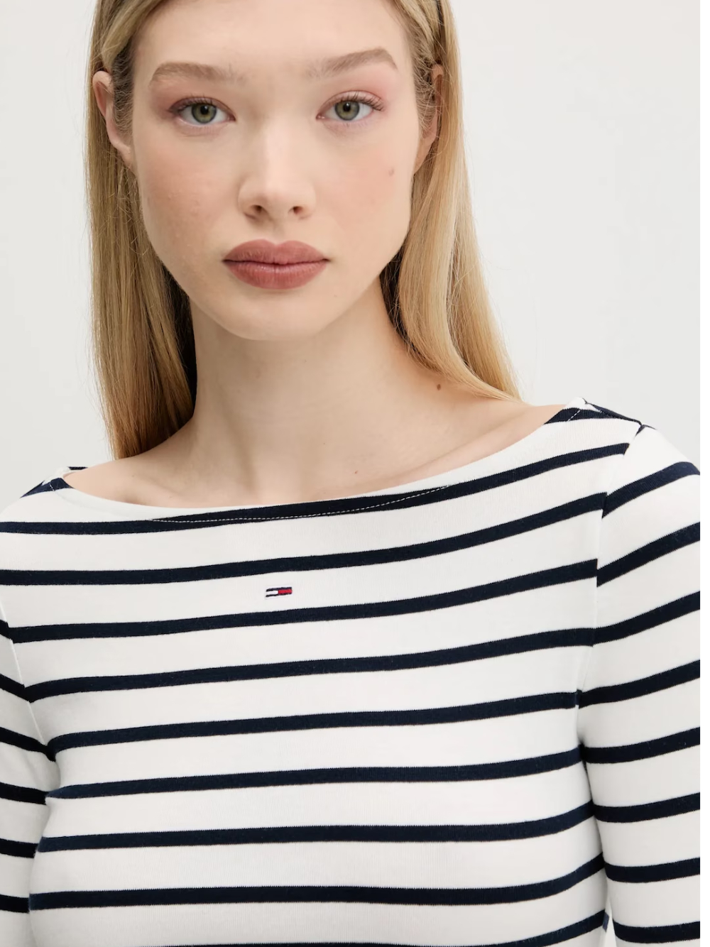 detail Tommy Jeans dámské bílo modré pruhované tričko