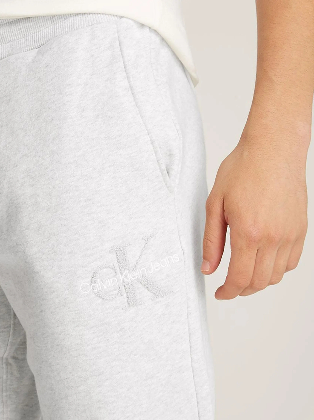 detail Calvin Klein pánské světle šedé tepláky