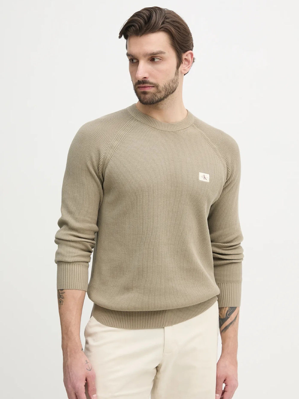 detail Calvin Klein pánský khaki svetr