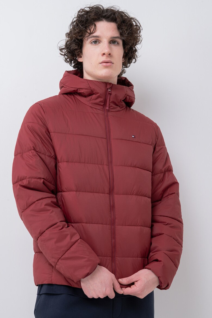detail Tommy Hilfiger pánská vínová bunda