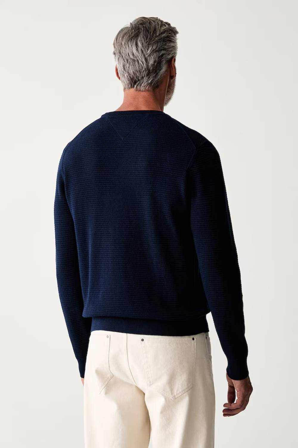 detail Tommy Hilfiger pánský tmavě modrý svetr