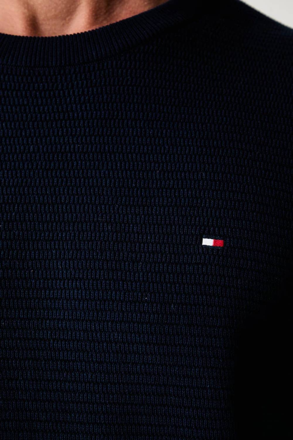 detail Tommy Hilfiger pánský tmavě modrý svetr