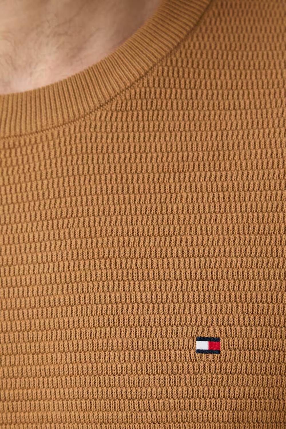 detail Tommy Hilfiger pánský hnědý svetr