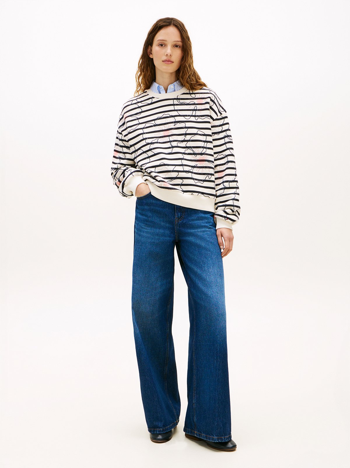 detail Tommy Hilfiger dámská krémová mikina