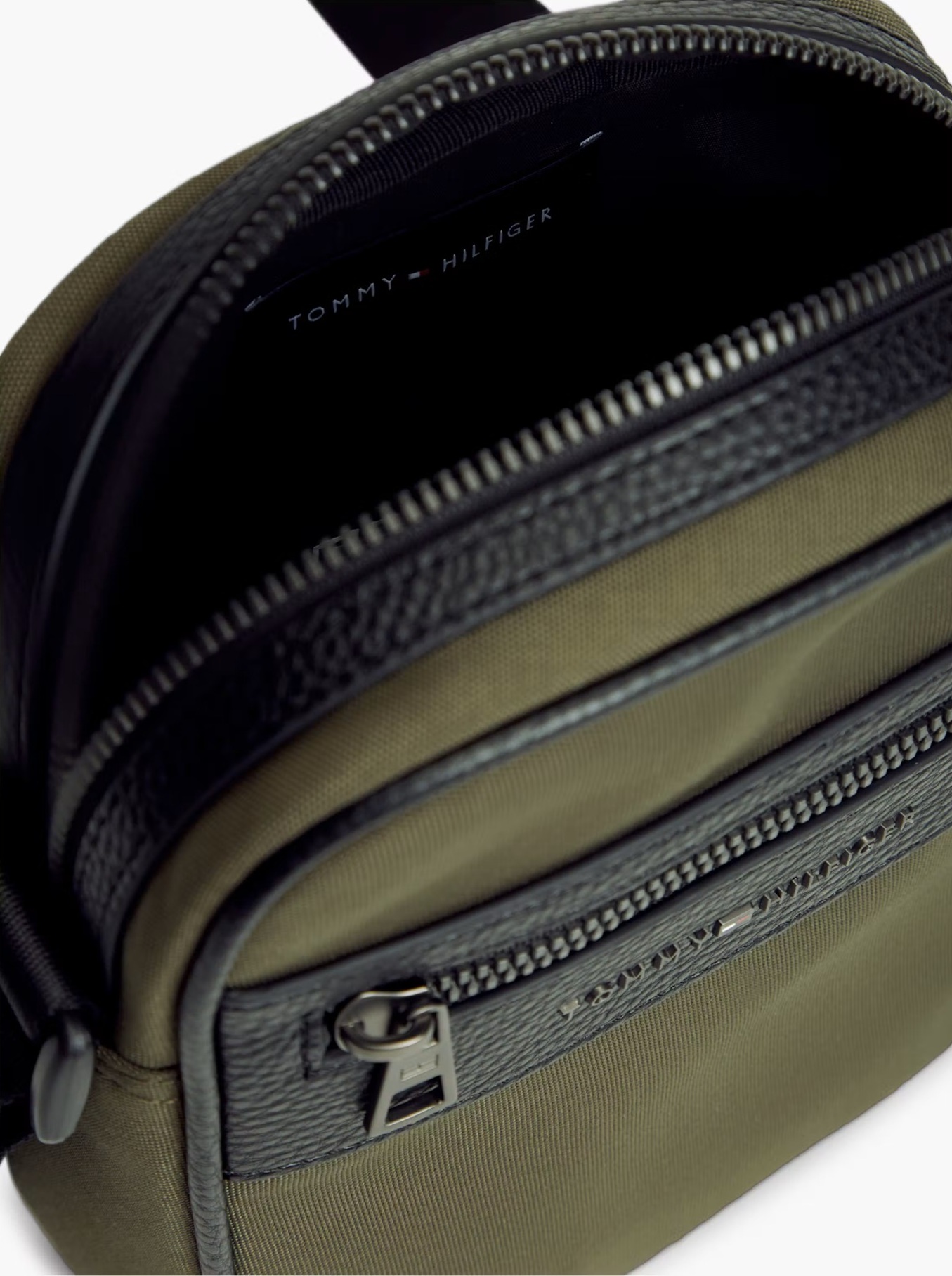 detail Tommy Hilfiger pánská zelená taška přes rameno