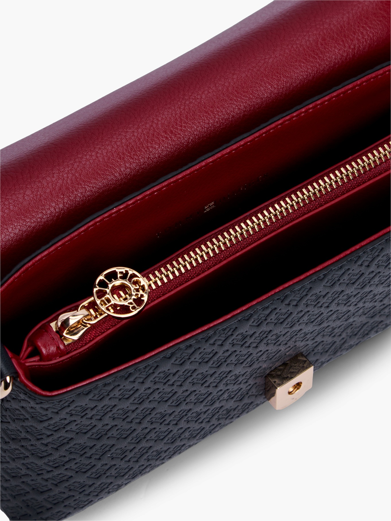 detail Tommy Hilfiger dámská tmavě modrá kabelka