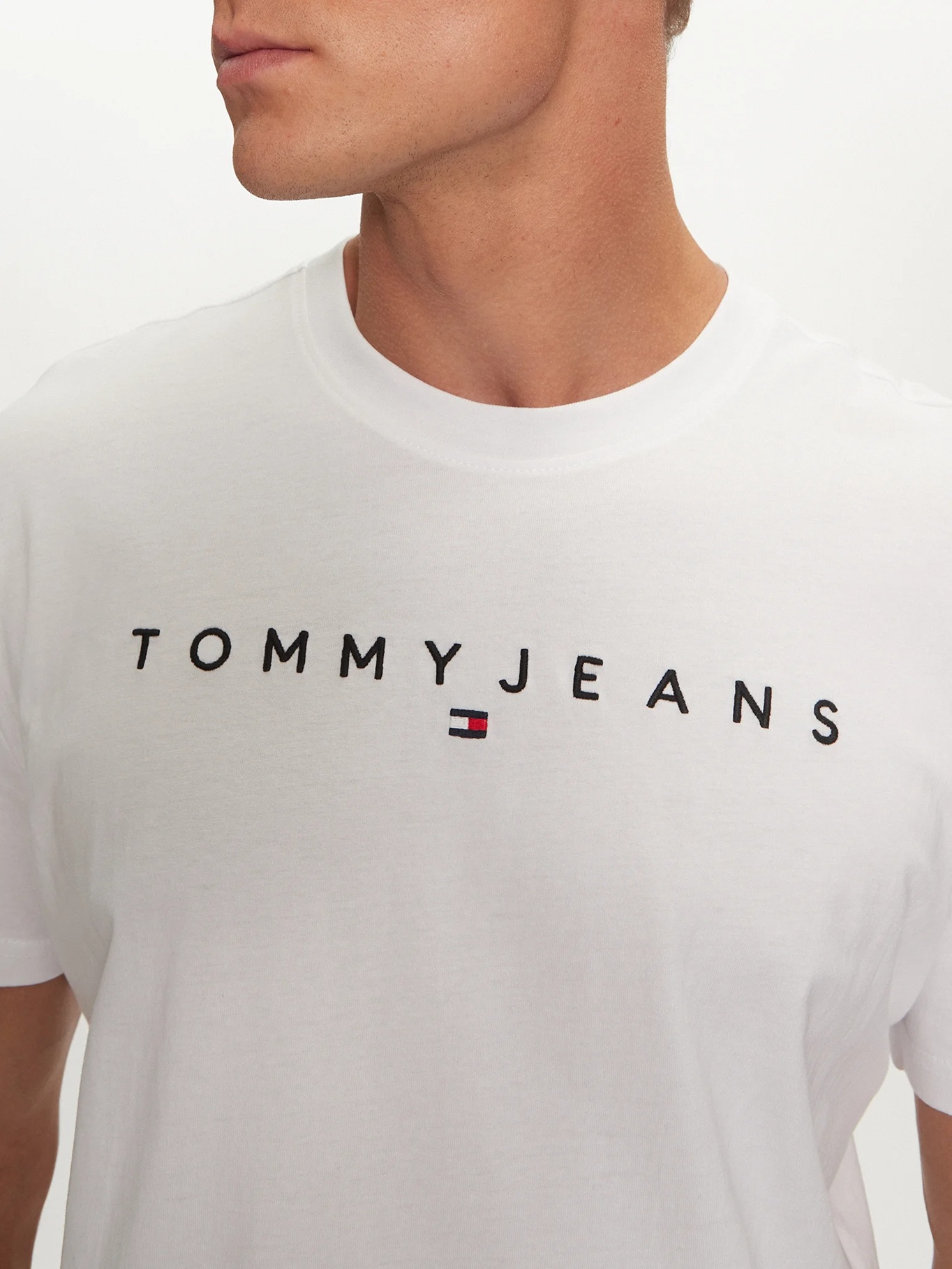 detail Tommy Jeans pánské bílé tričko