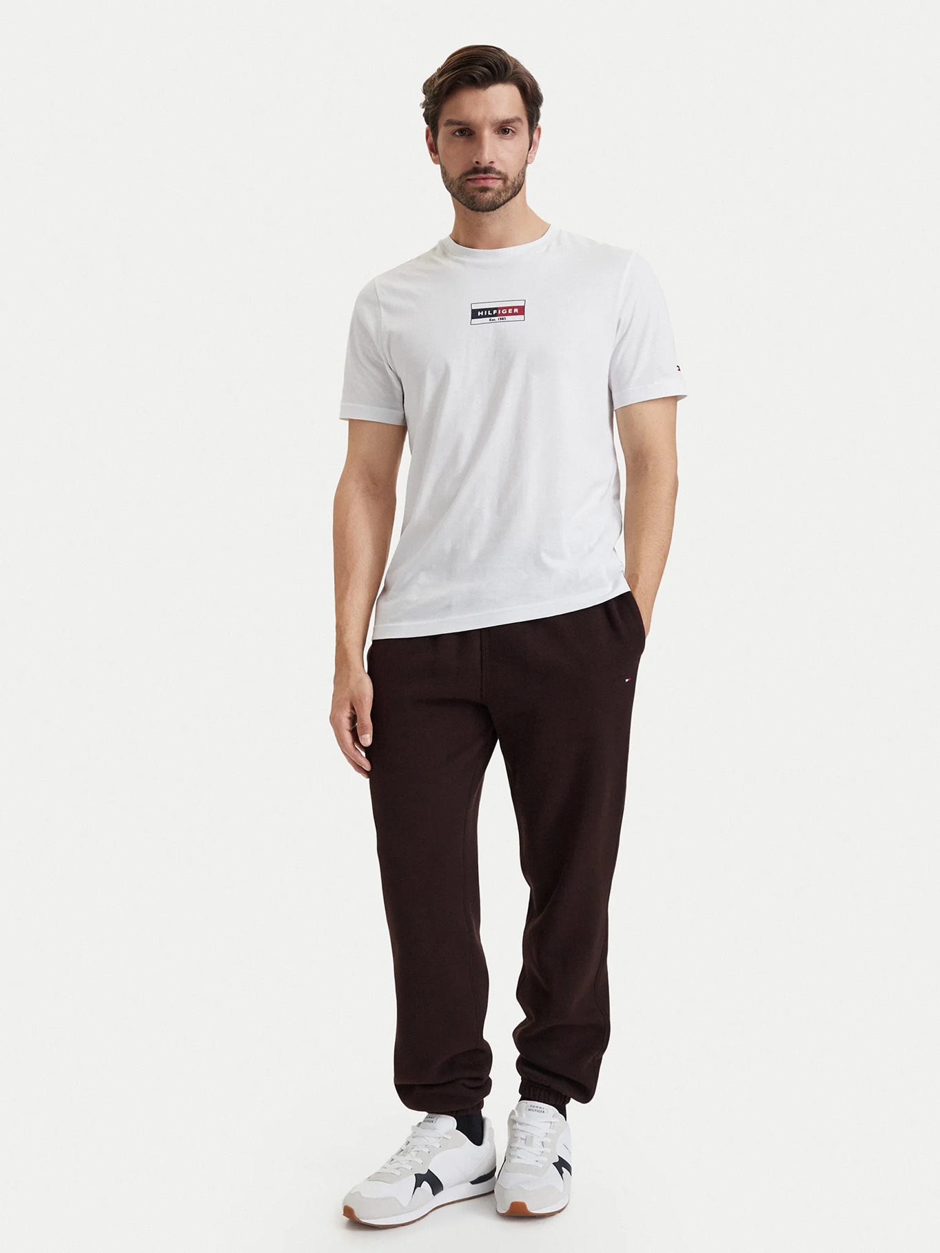 detail Tommy Hilfiger pánské tmavě hnědé tepláky