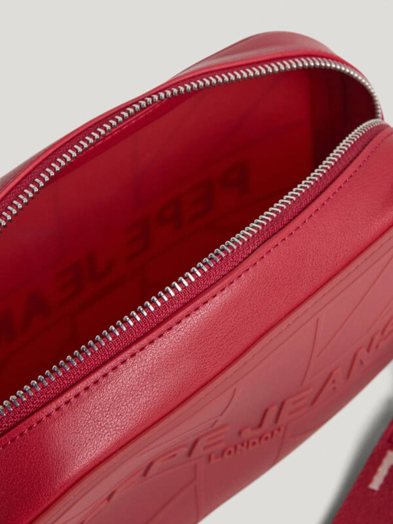 detail Pepe Jeans dámská červená kabelka