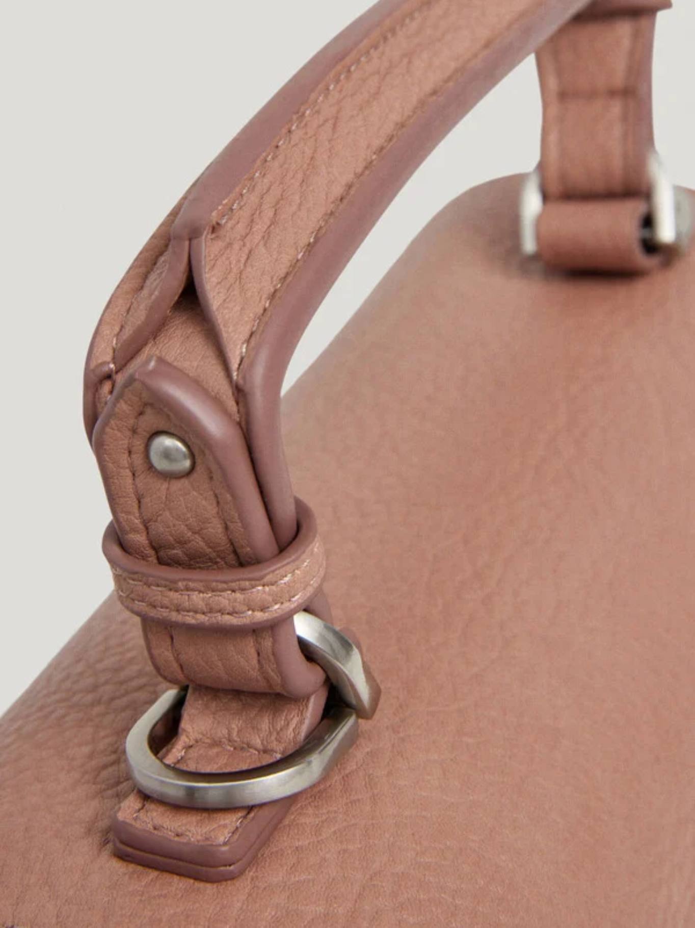 detail Pepe Jeans dámská světle hnědá kabelka