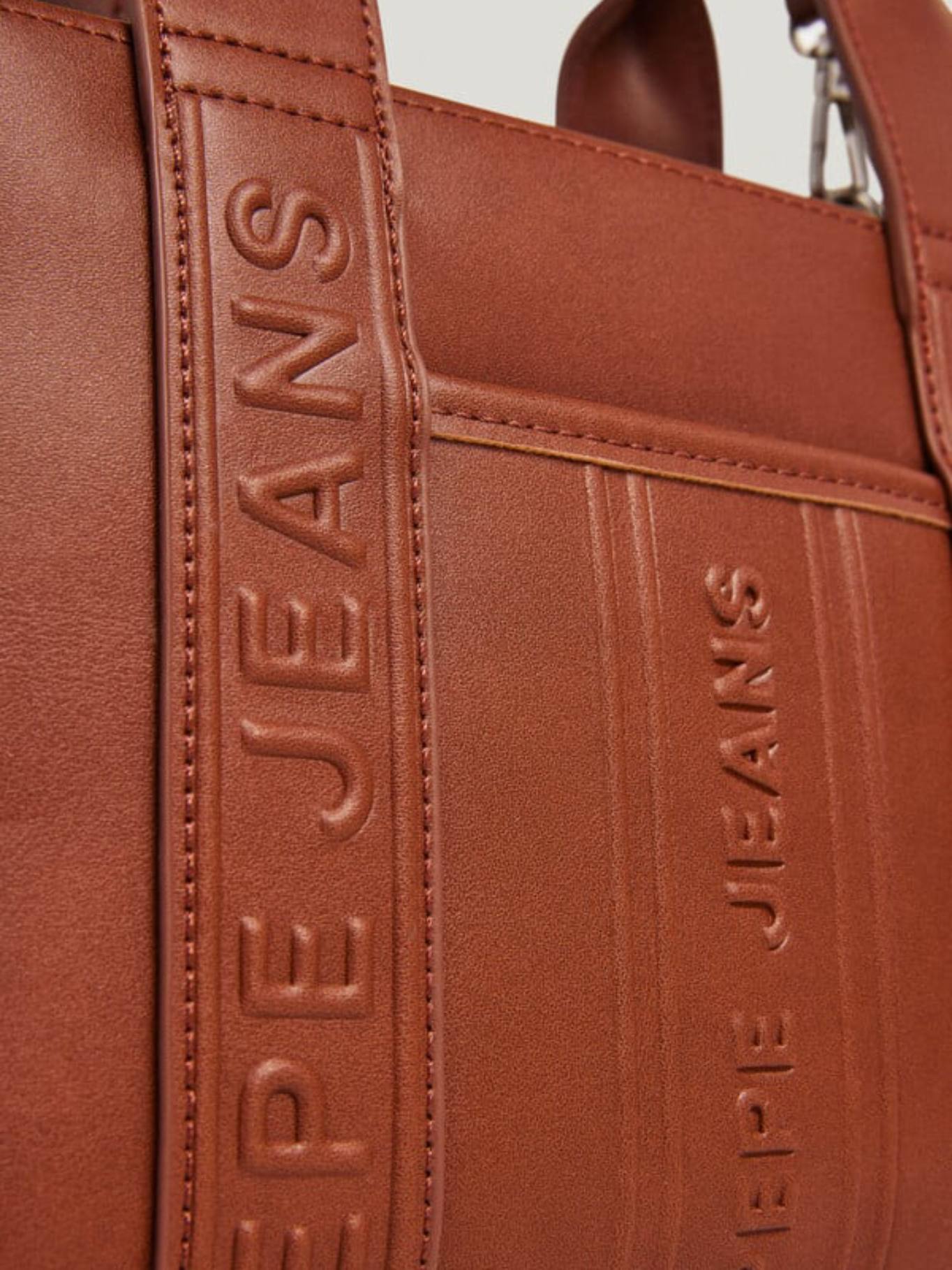 detail Pepe Jeans dámská hnědá kabelka