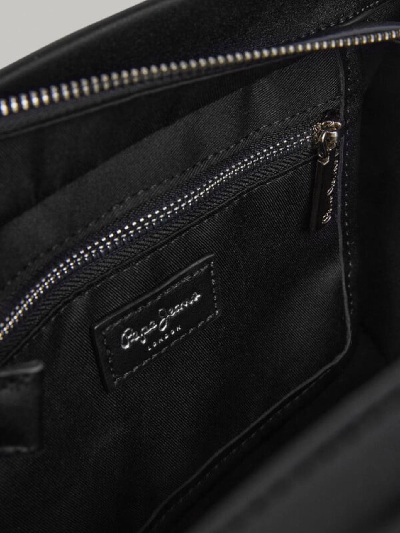 detail Pepe Jeans dámská černá kabelka