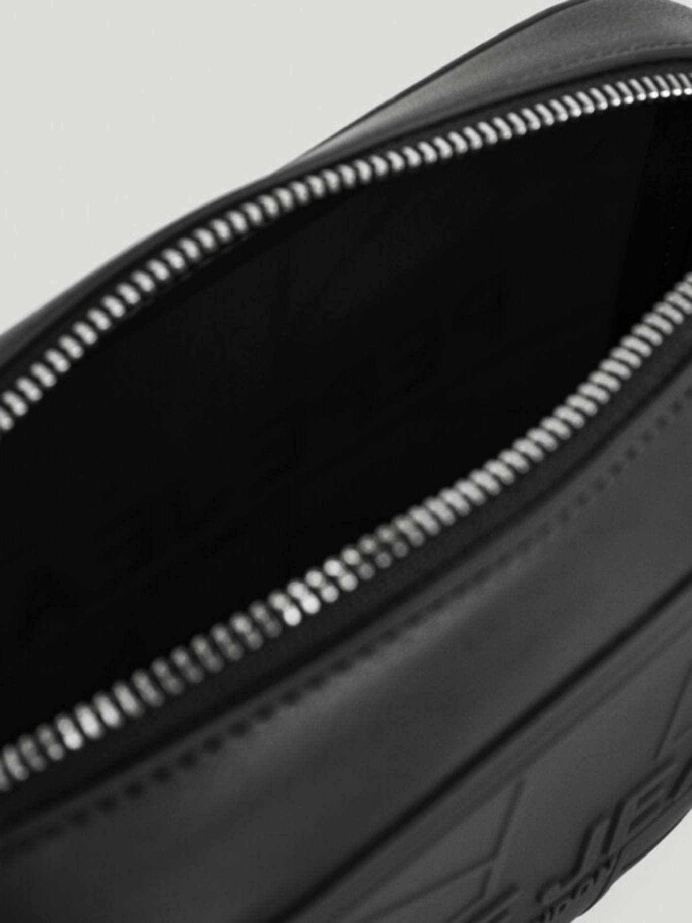 detail Pepe Jeans dámská černá kabelka