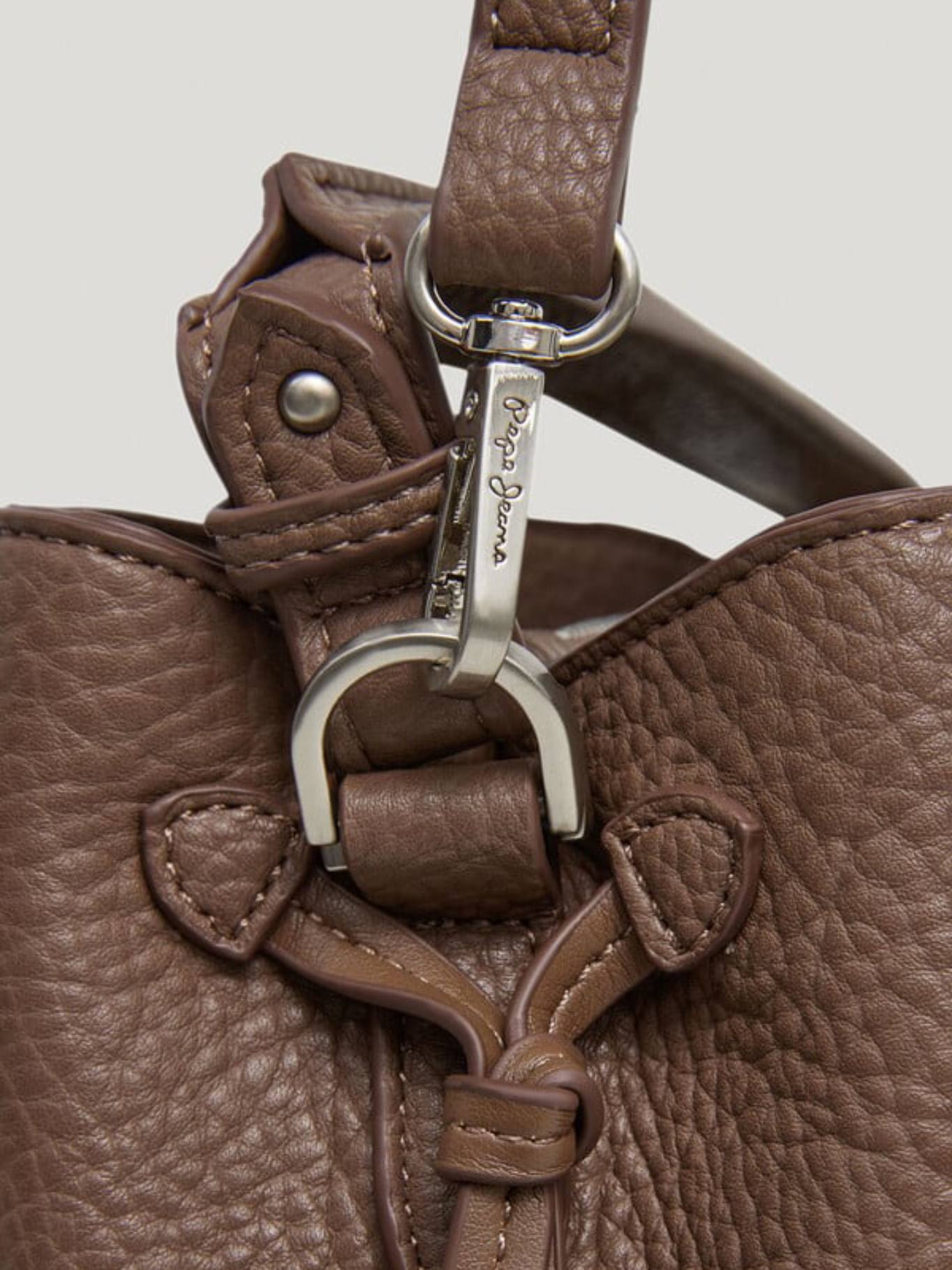 detail Pepe Jeans dámská hnědá kabelka