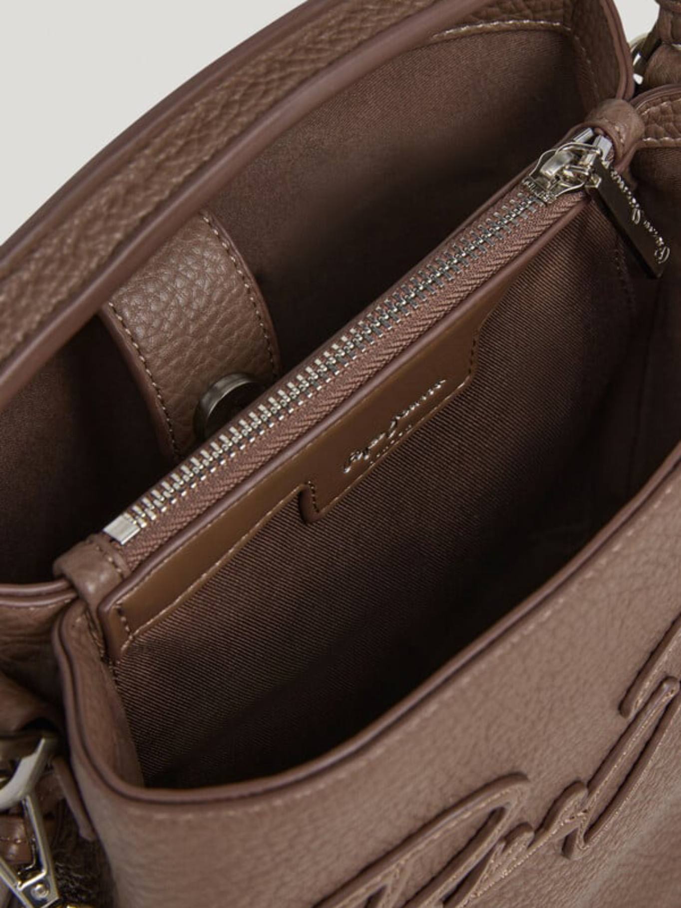 detail Pepe Jeans dámská hnědá kabelka