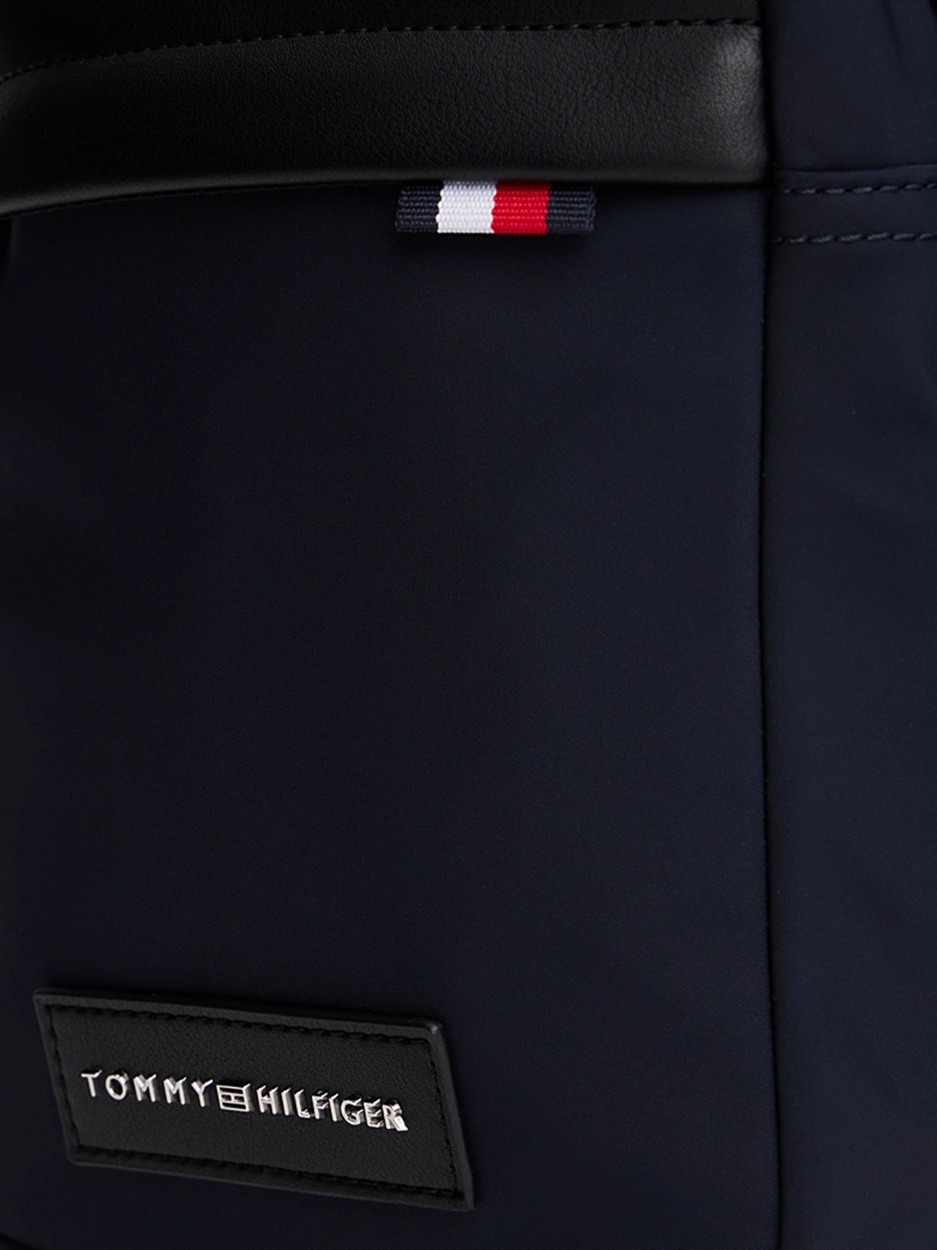 detail Tommy Hilfiger pánská tmavě modrá taška přes rameno