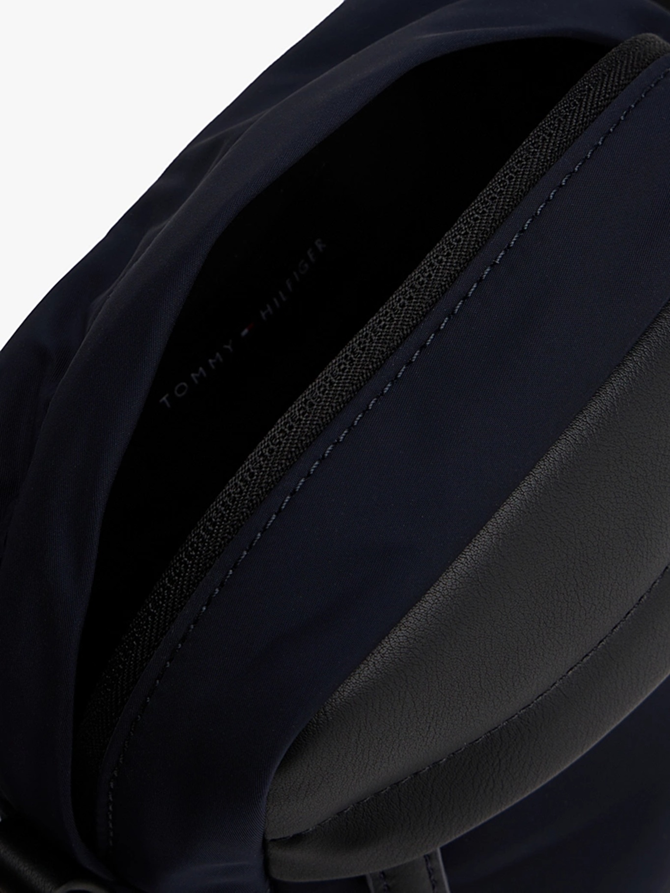 detail Tommy Hilfiger pánská tmavě modrá taška přes rameno
