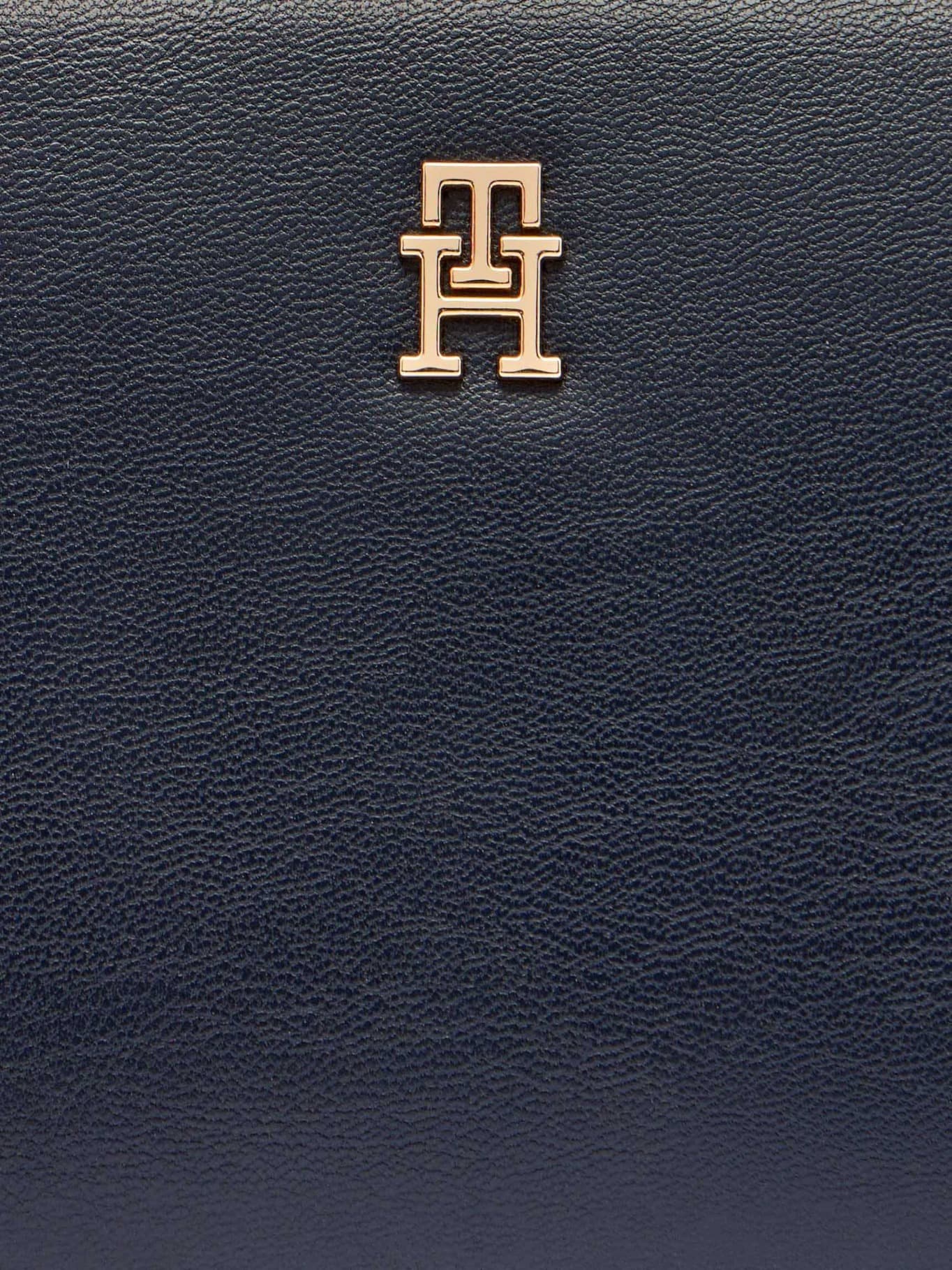 detail Tommy Hilfiger dámská černá peněženka
