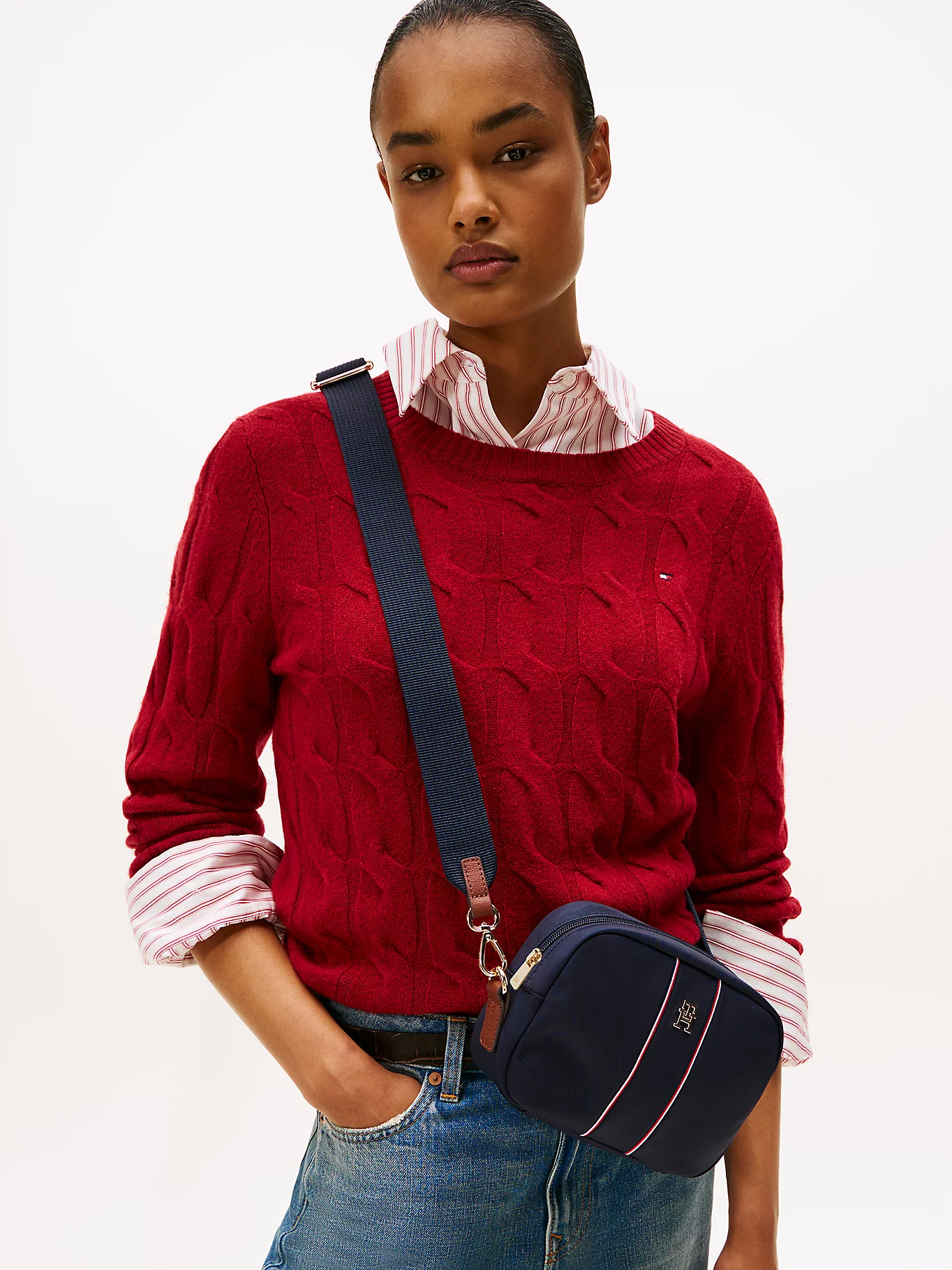 detail Tommy Hilfiger dámská tmavě modrá kabelka