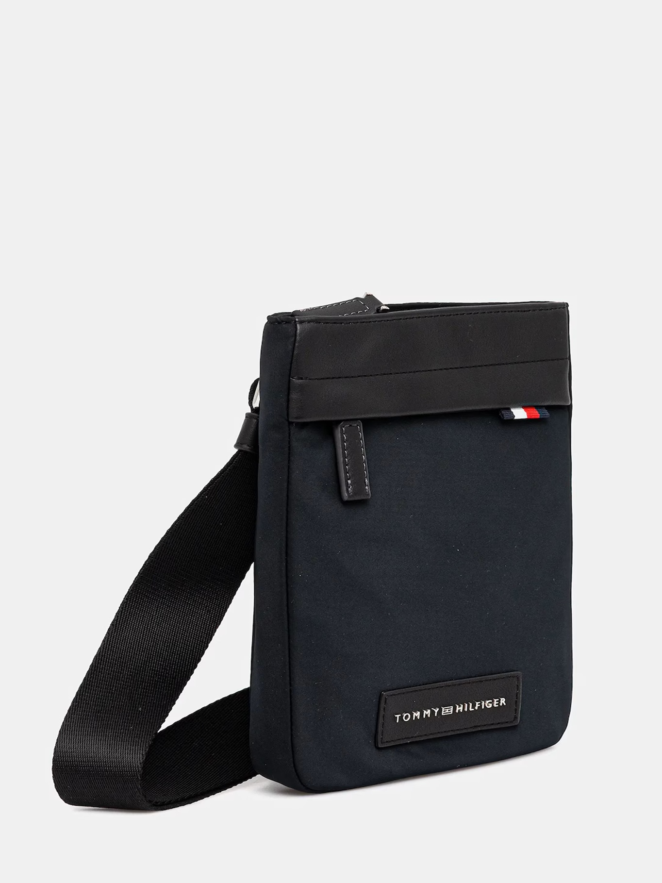 detail Tommy Hilfiger pánská černá taška přes rameno