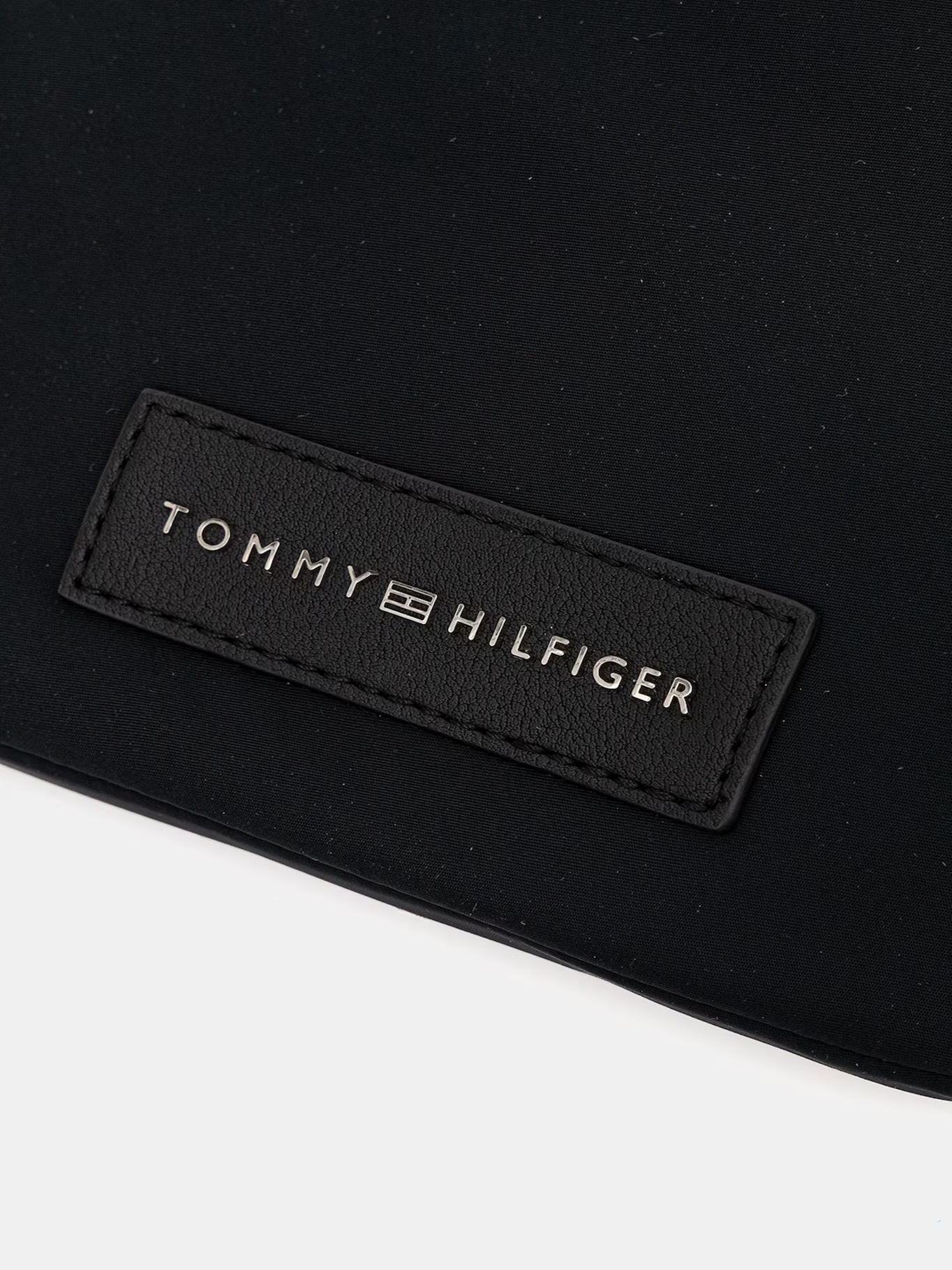 detail Tommy Hilfiger pánská černá taška přes rameno