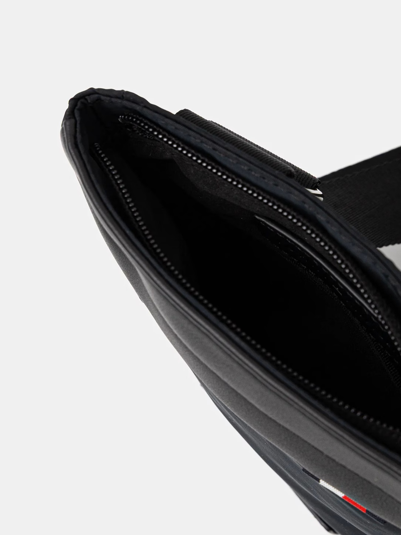 detail Tommy Hilfiger pánská černá taška přes rameno