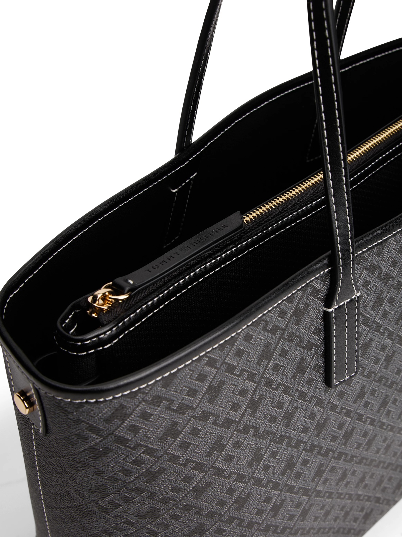 detail Tommy Hilfiger dámská černá kabelka