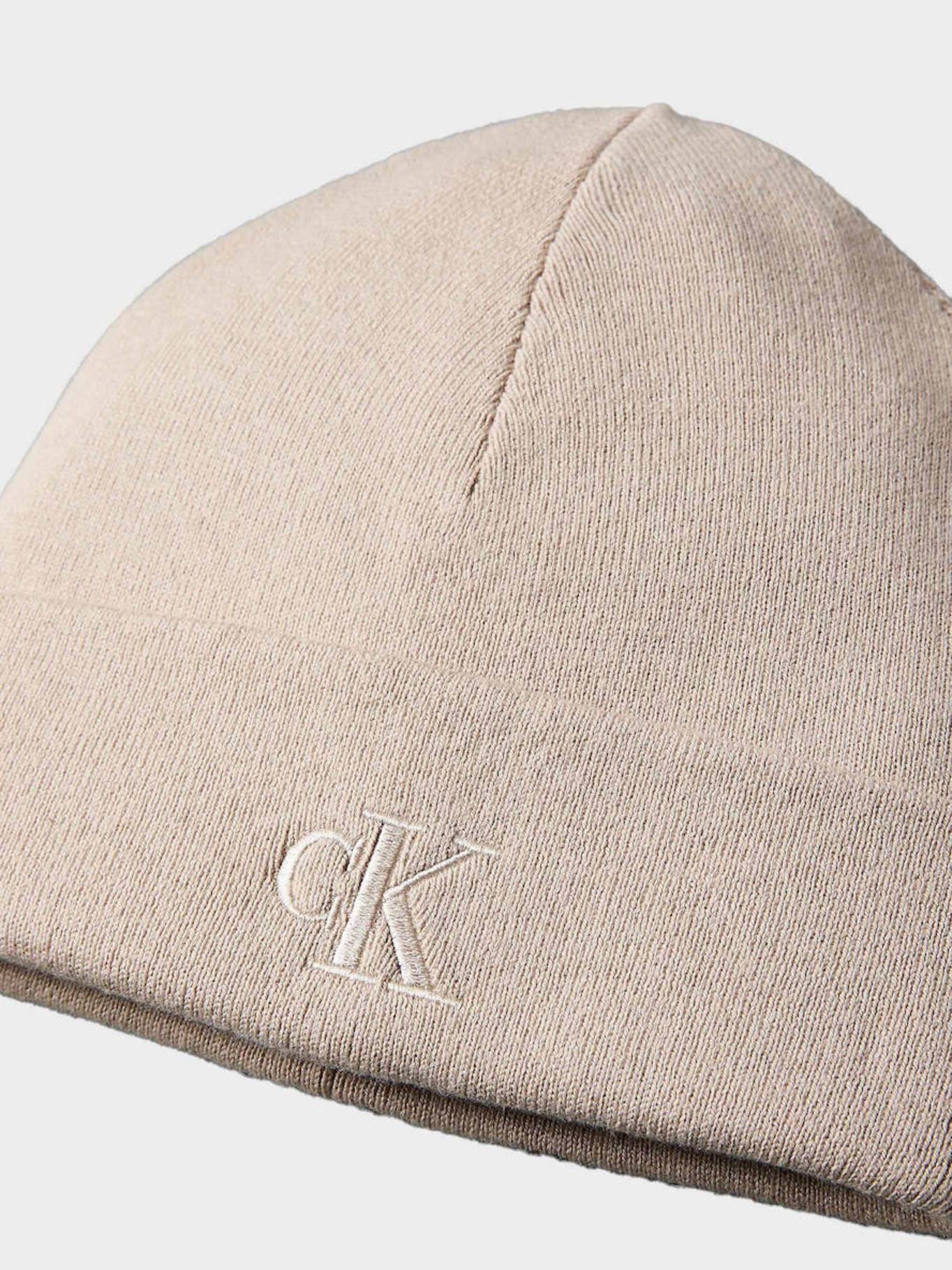 detail Calvin Klein pánská béžová čepice