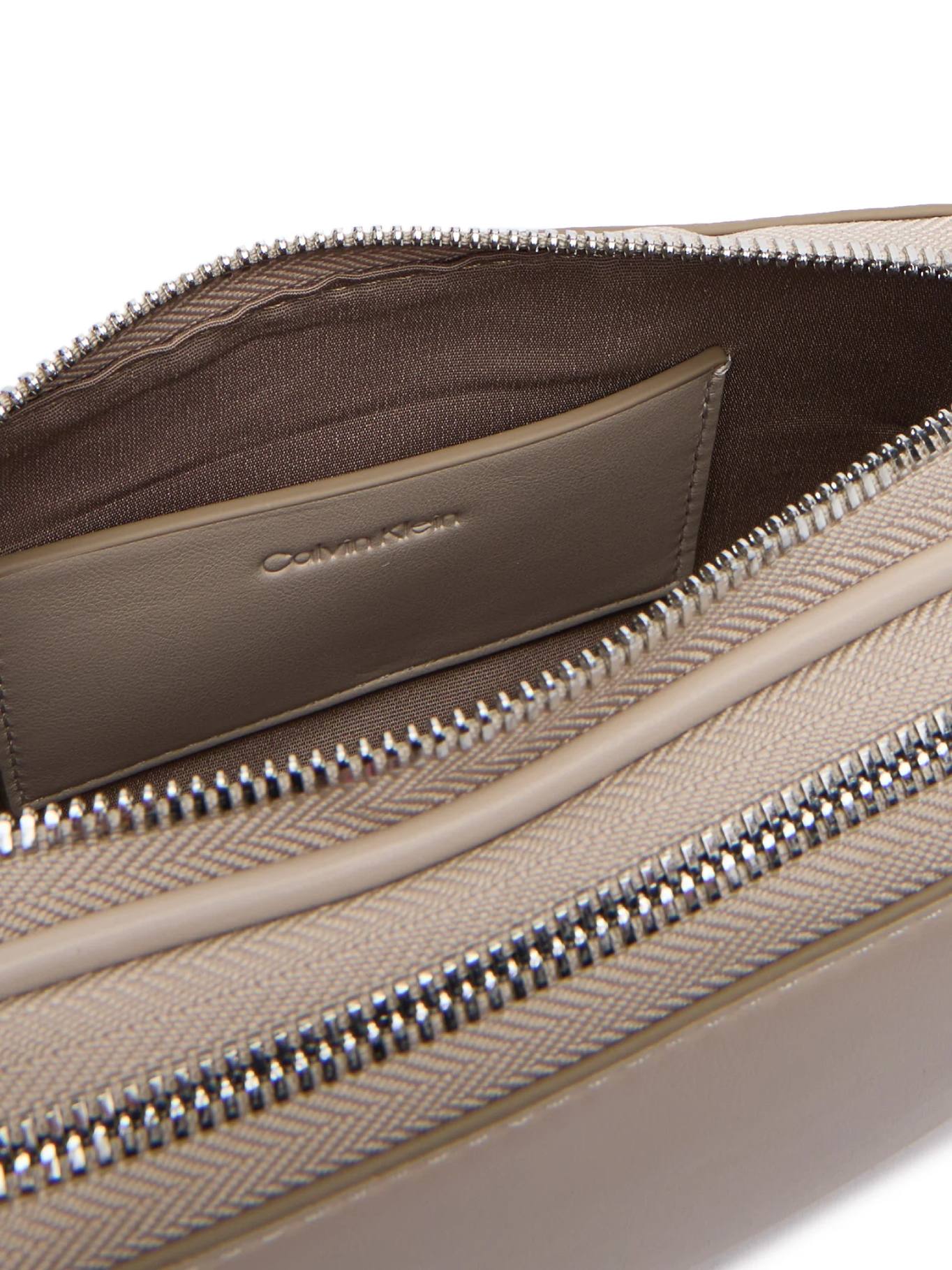 detail Calvin Klein dámská béžová kabelka